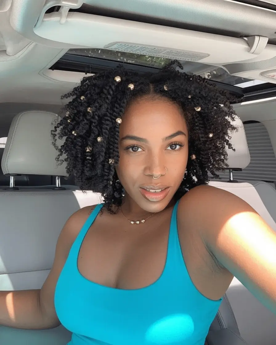 Effortless Summer Hairstyles 2025 Twist-Out With Gold Hair Accessories