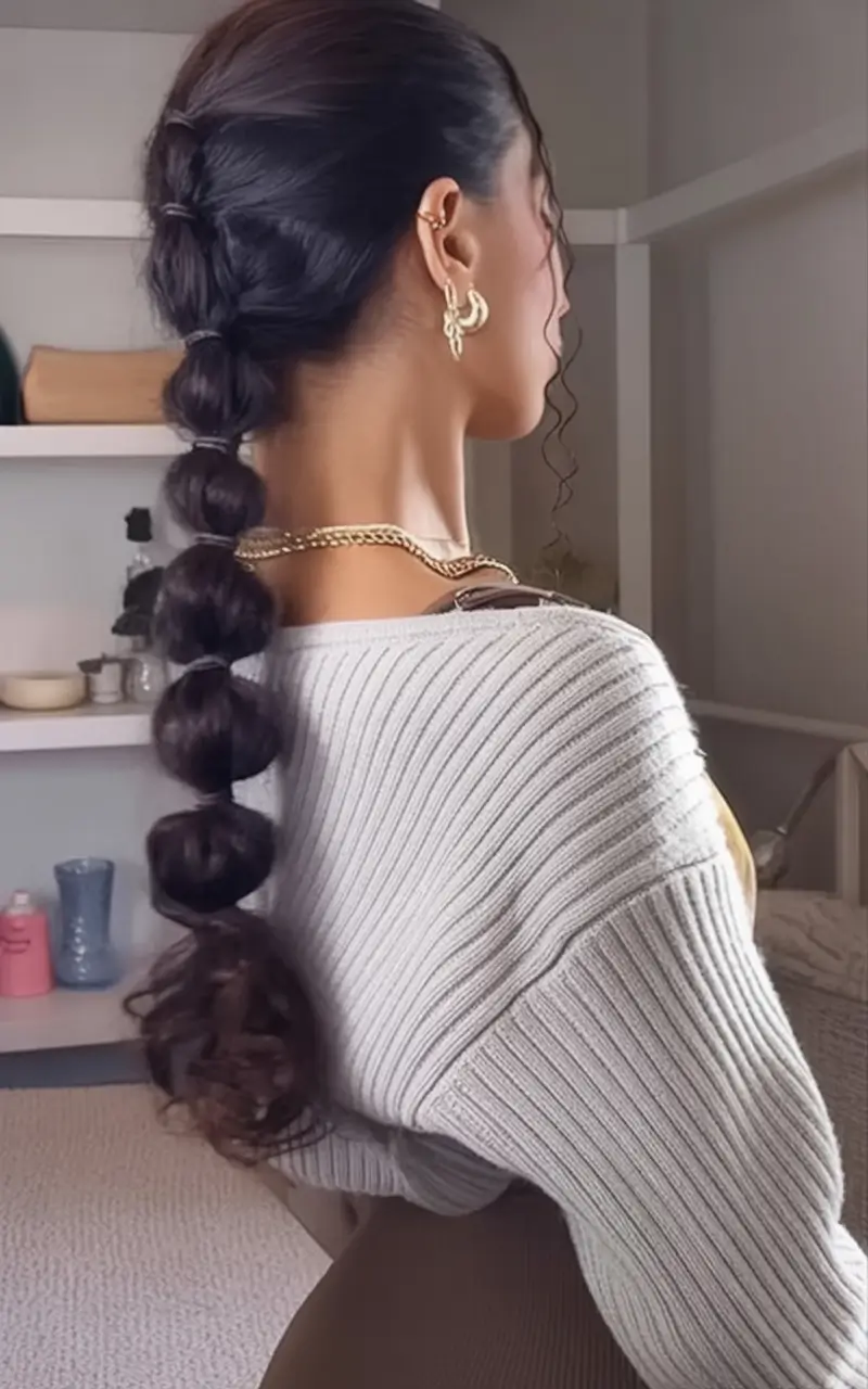 Vacation Hairstyles for Summer 2025: Chic Inspiration Chunky Bubble Ponytail with Defined Texture