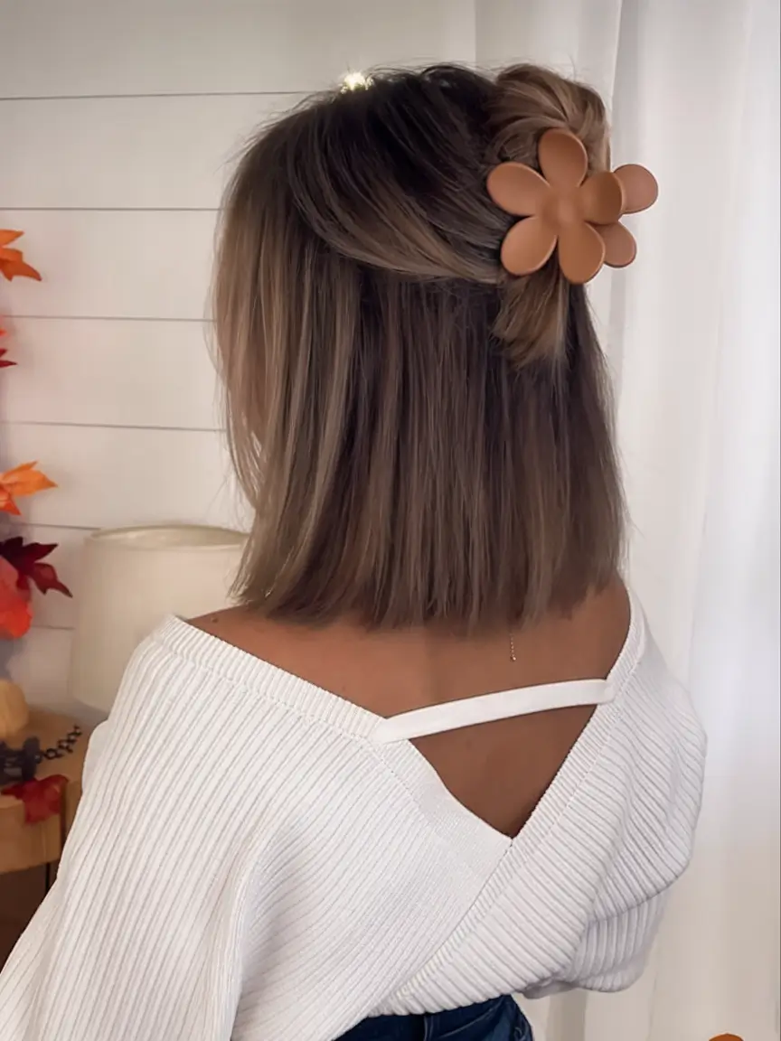 Vacation Hairstyles for Summer 2025: Chic Inspiration Minimalist Half-Up with Statement Clip