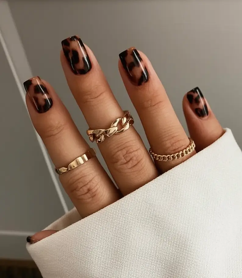autumn nails color 2025 Classic Tortoiseshell Glamour