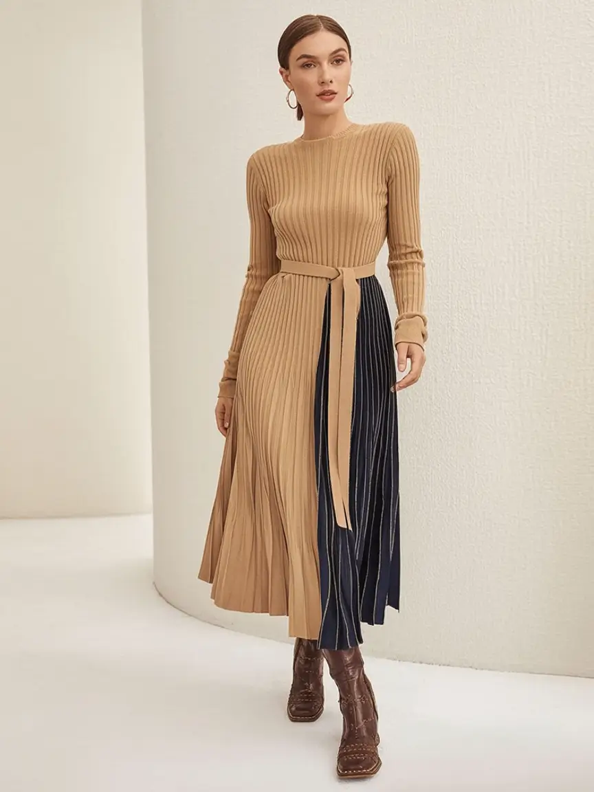 On-Trend Fall outfits Ideas 2025 Two-Tone Knit and a Sculptural Silhouette