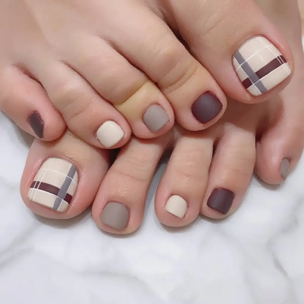 Pretty Toe Nail Ideas for September 2025 Cozy Plaid Neutrals