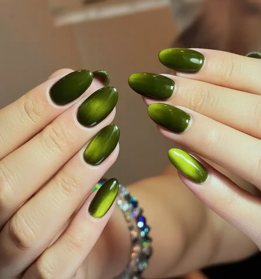 fall green nails 2025 Green Cat-Eye Magnetism