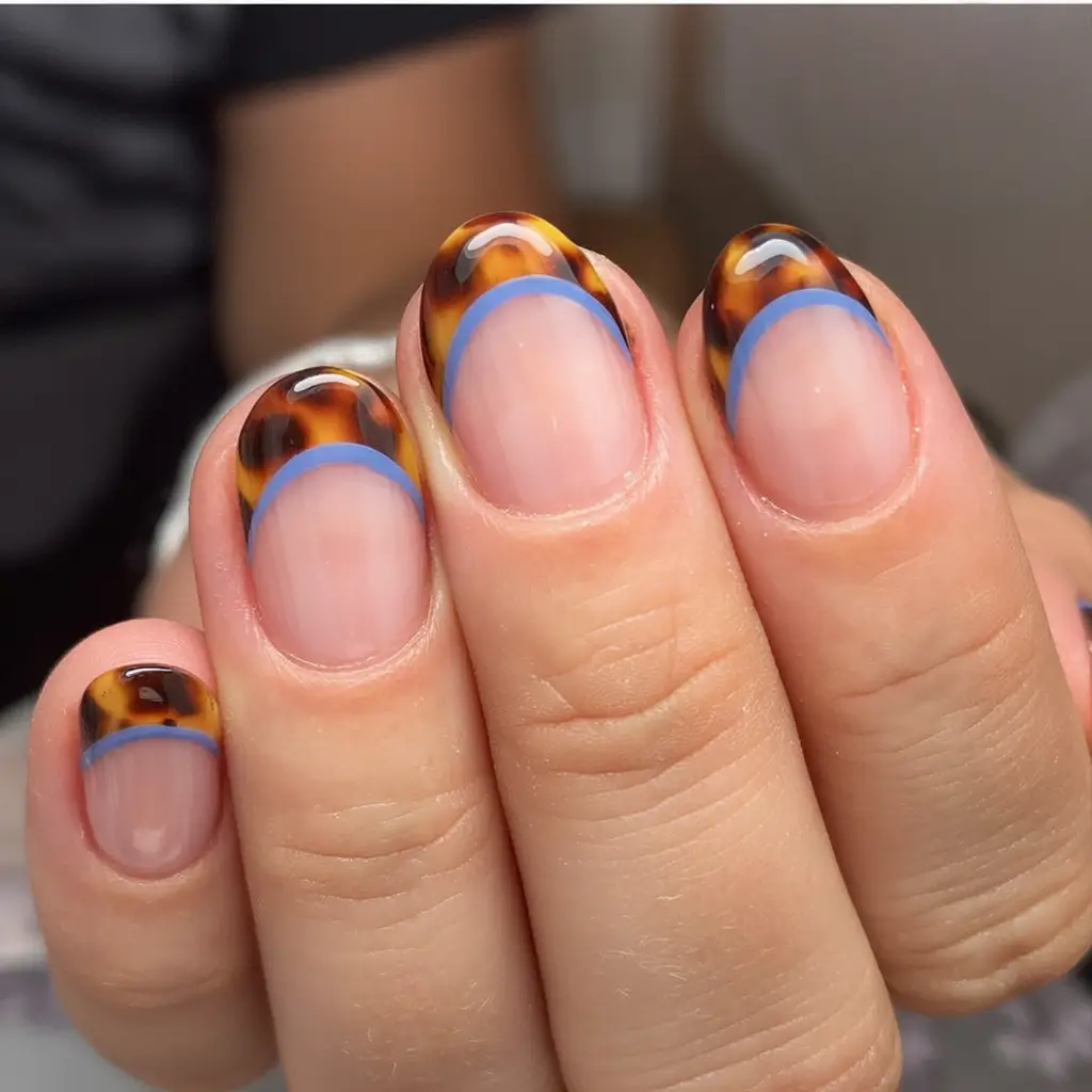 Stylish Fall Oval Shape Nail Designs 2025 Deep Black with Subtle Metallic Gradient